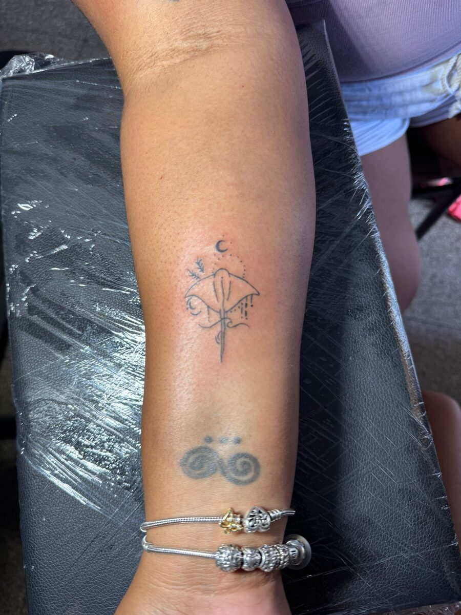 Tatuaje pequeño de raya manta