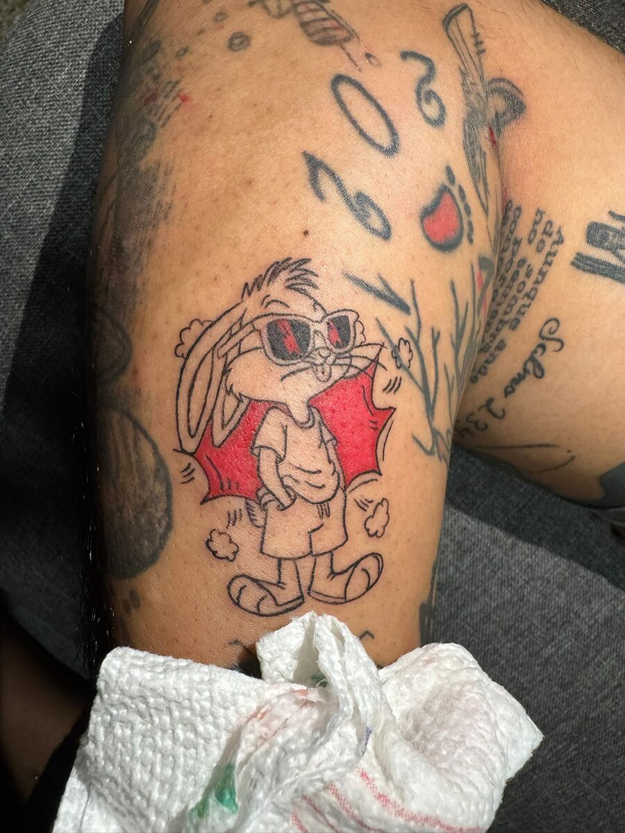 Tatuaje a color de Bugs Bunny