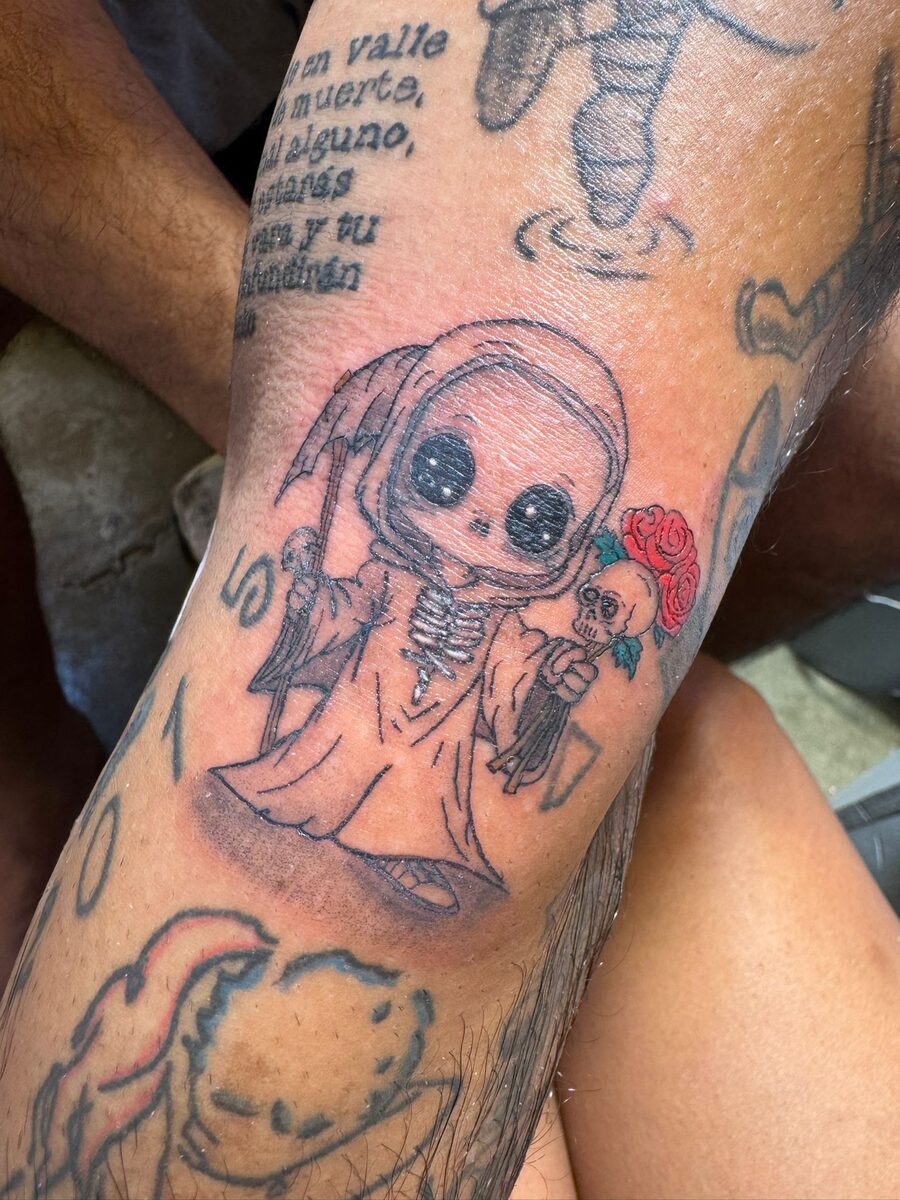 Tatuaje de la Santa Muerte con rosas